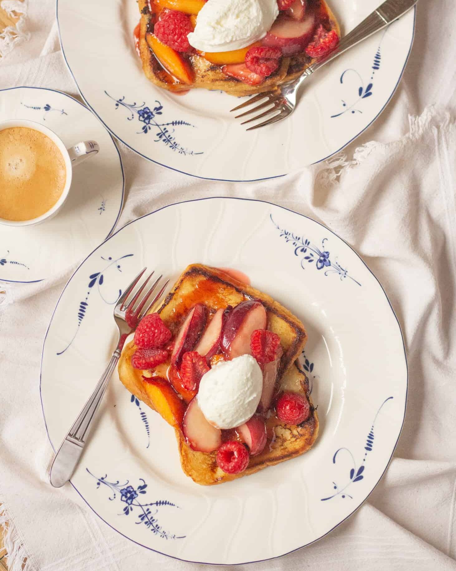Нежные внутри, но с такой аппетитной золотистой корочкой снаружи, эти сладкие французские тосты станут вашим любимым завтраком или десертом.