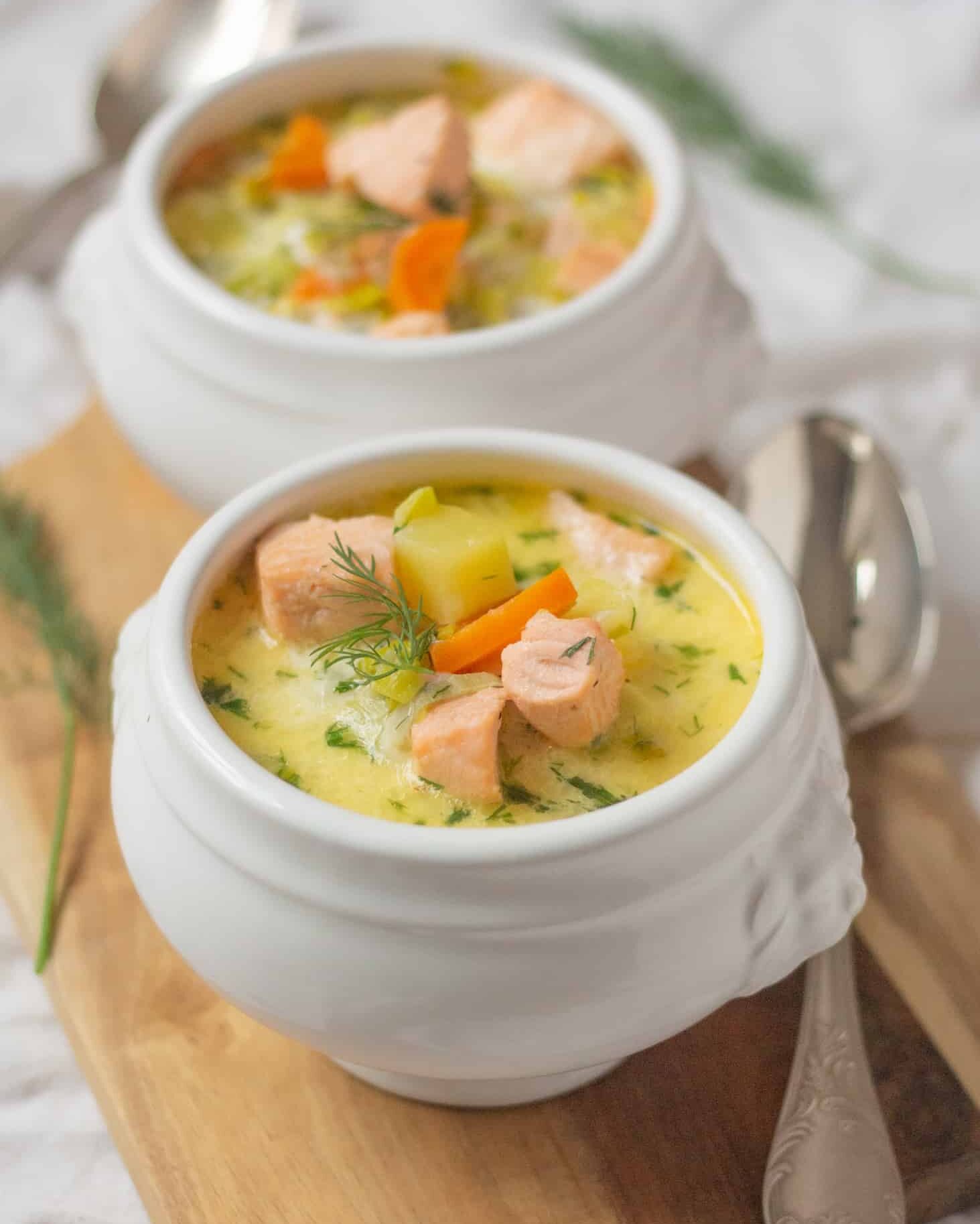 Этот сливочный суп с лососем получается наваристым, ароматным и готовится всего за 30 минут из очень простых ингредиентов.