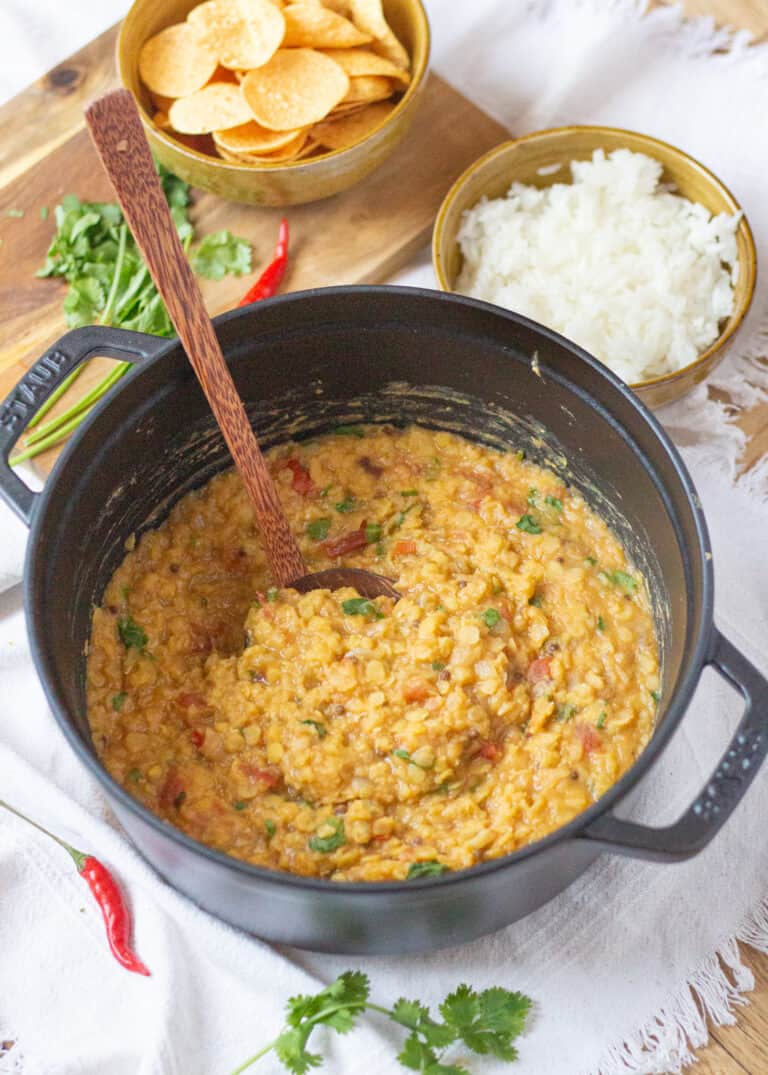 Дал из чечевицы – это ароматное и согревающее душу блюдо из Индии. Мягкая чечевица, имбирь, томаты, чеснок и специи создают симфонию!