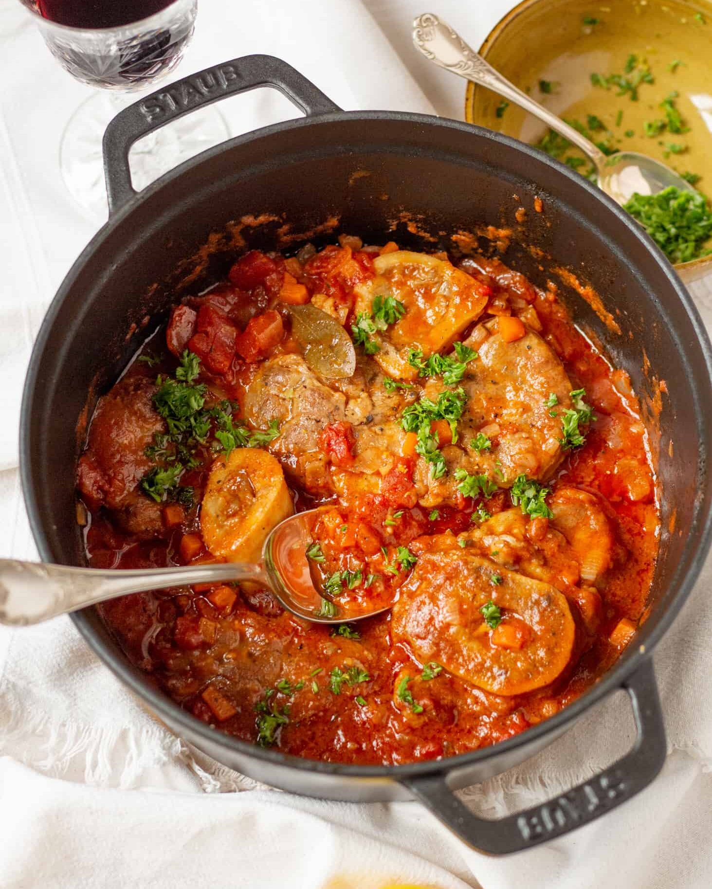 Оссобуко – это итальянское жаркое из телячьей голени. Мясо долго томится в гусятнике в ароматным соусе. Особый вкус блюду придёт гремолата.