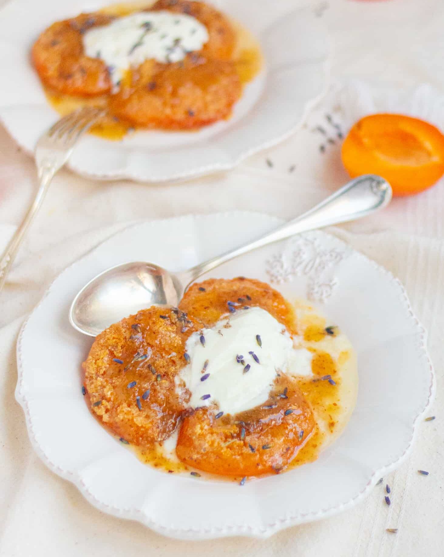 Десерт из абрикосов - летнее лакомство с ароматом Прованса! Невероятное сочетание сочных абрикосов, хрустящего миндаля и ароматной лаванды.