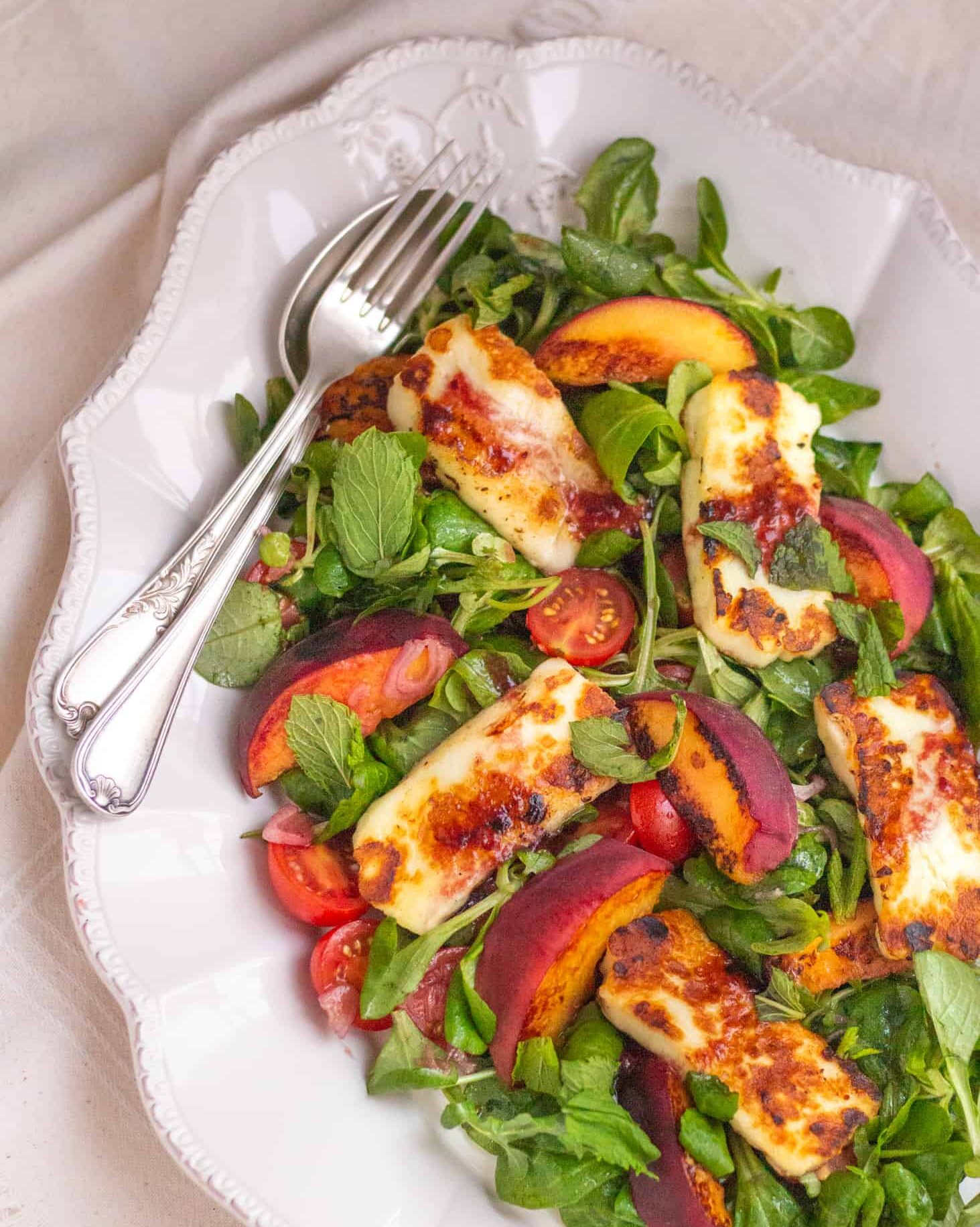 Яркий и освежающий салат с жареным халуми, персиками и ягодным соусом – идеальный вариант летнего обеда или ужина.