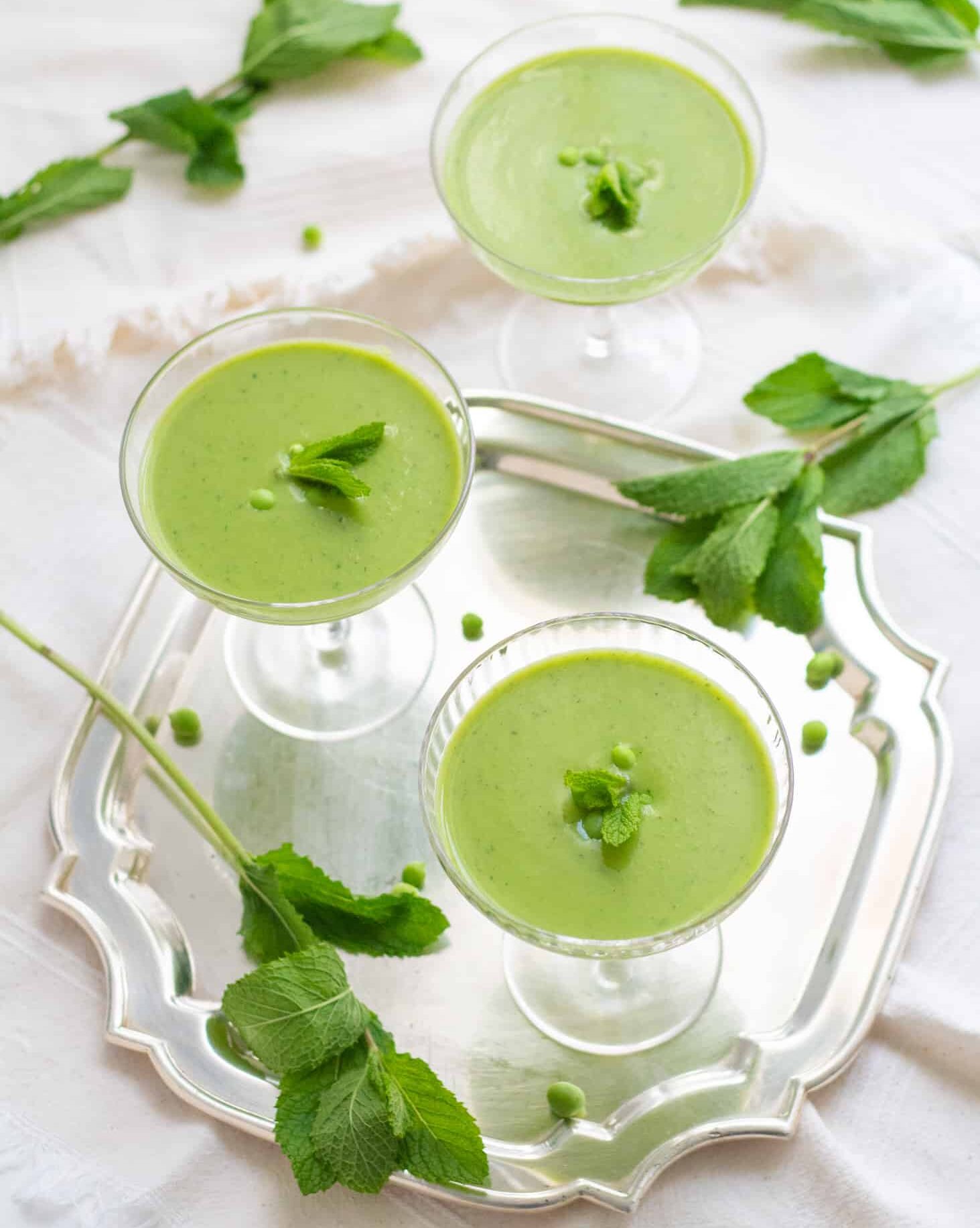 Этот холодный суп-пюре из зеленого горошка с мятой – то что нужно для жарких дней, когда хочется чего-то свежего, легкого и низкокалорийного. 