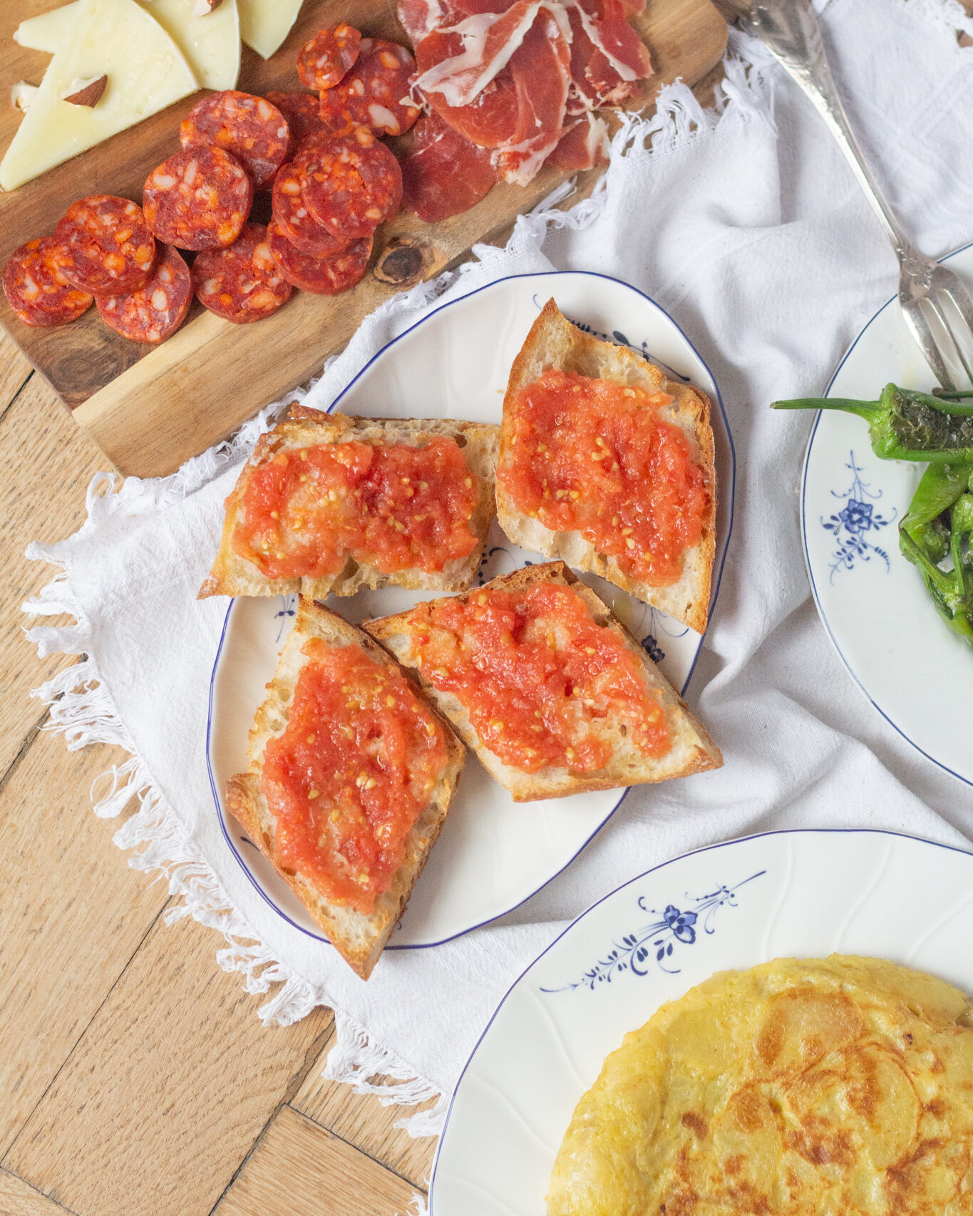 В Испании пан кон томате – многоролевое блюдо! Его подают на завтрак, как закуску к хамону, или сам по себе, как полноценную закуску.