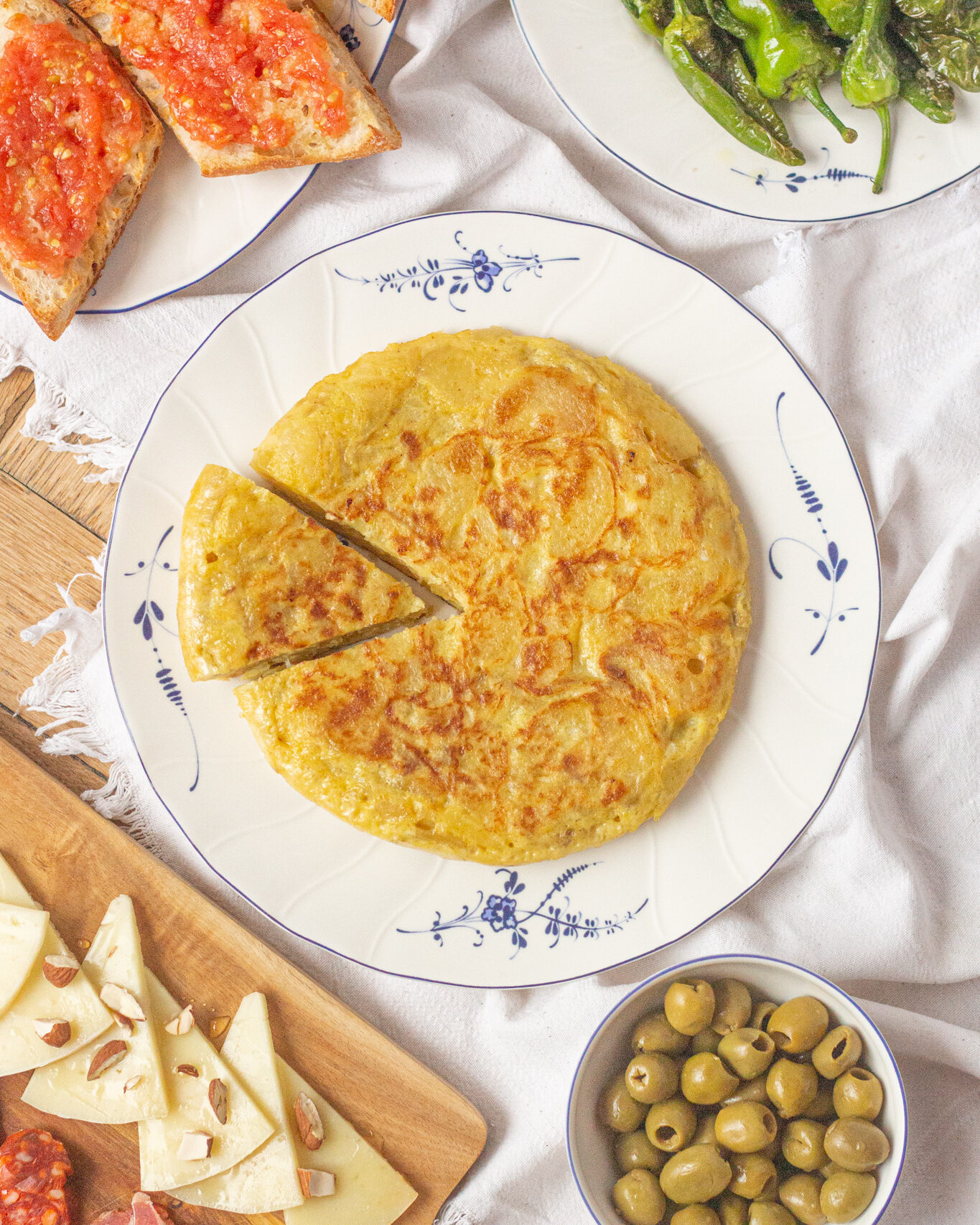 Испанская тортилья – по истине королевское блюдо. Несмотря на свою простоту, а готовится тортилья всего из нескольких ингредиентов, она может заменить и завтрак, и обед и ужин. А еще это одна из главных испанских закусок "тапас"!