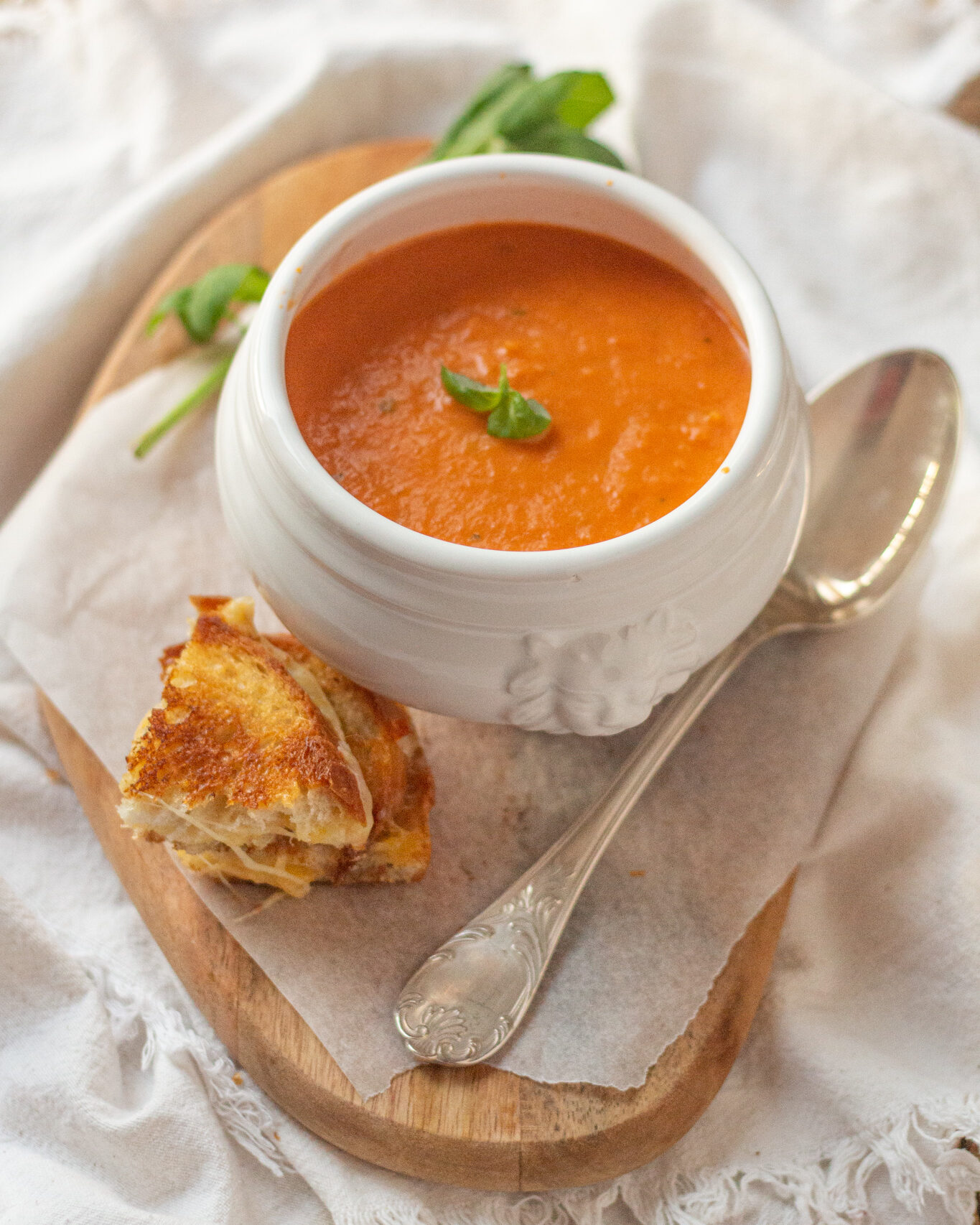 Мне кажется, этот американский томатный суп – отличное средство от плохого настроения, особенно если подать его с горячим сырным сэндвичем!