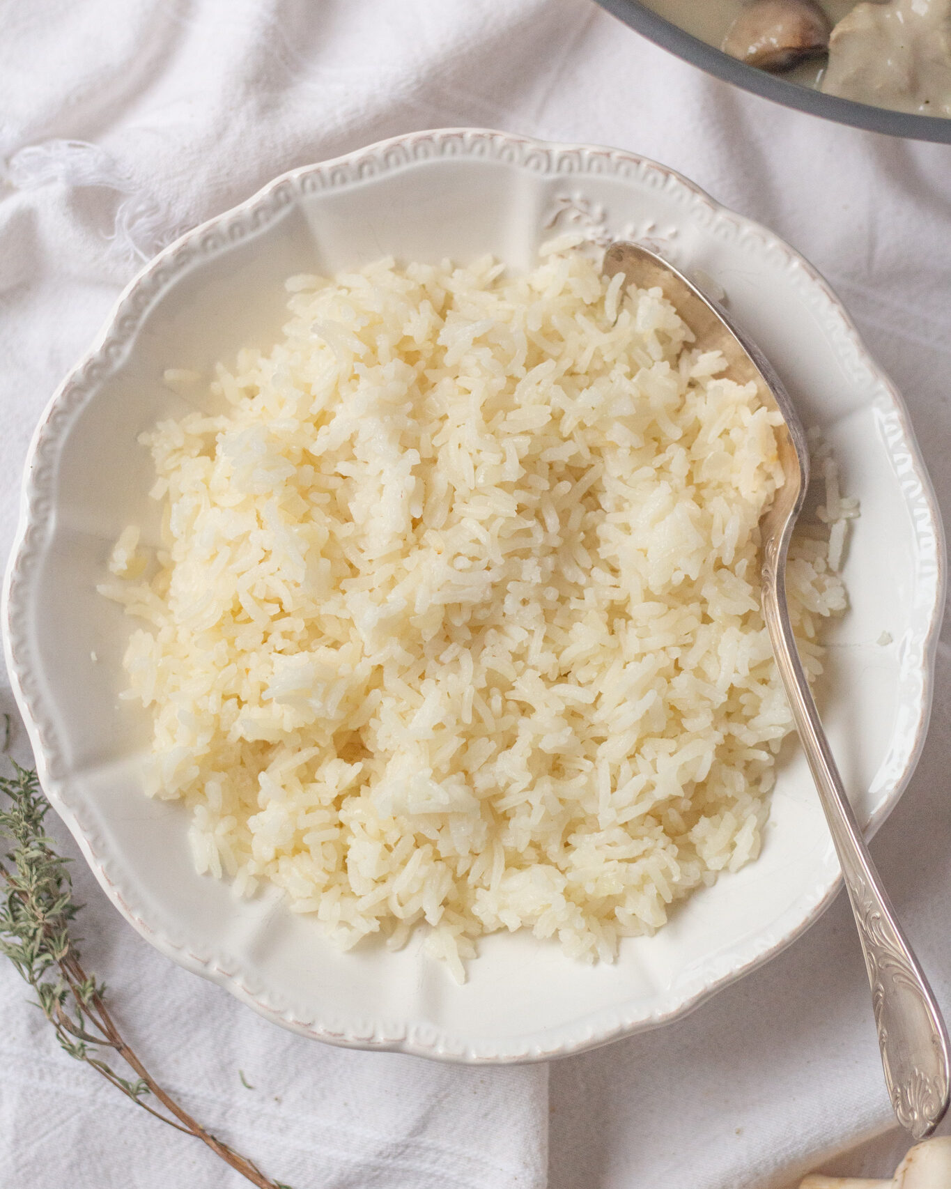 Рис пилаф – это отличная альтернатива обычному вареному рису, когда есть время и желание сделать что-то особенное.