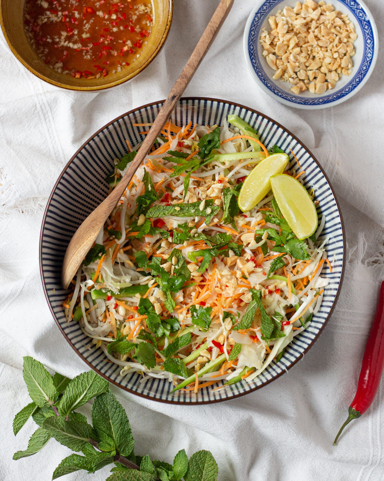 Ви можете їсти в’єтнамський овочевий салат сам по собі, як гарнір до азіатських страв, стейків або навіть класти йогоу сендвічі або бургери.