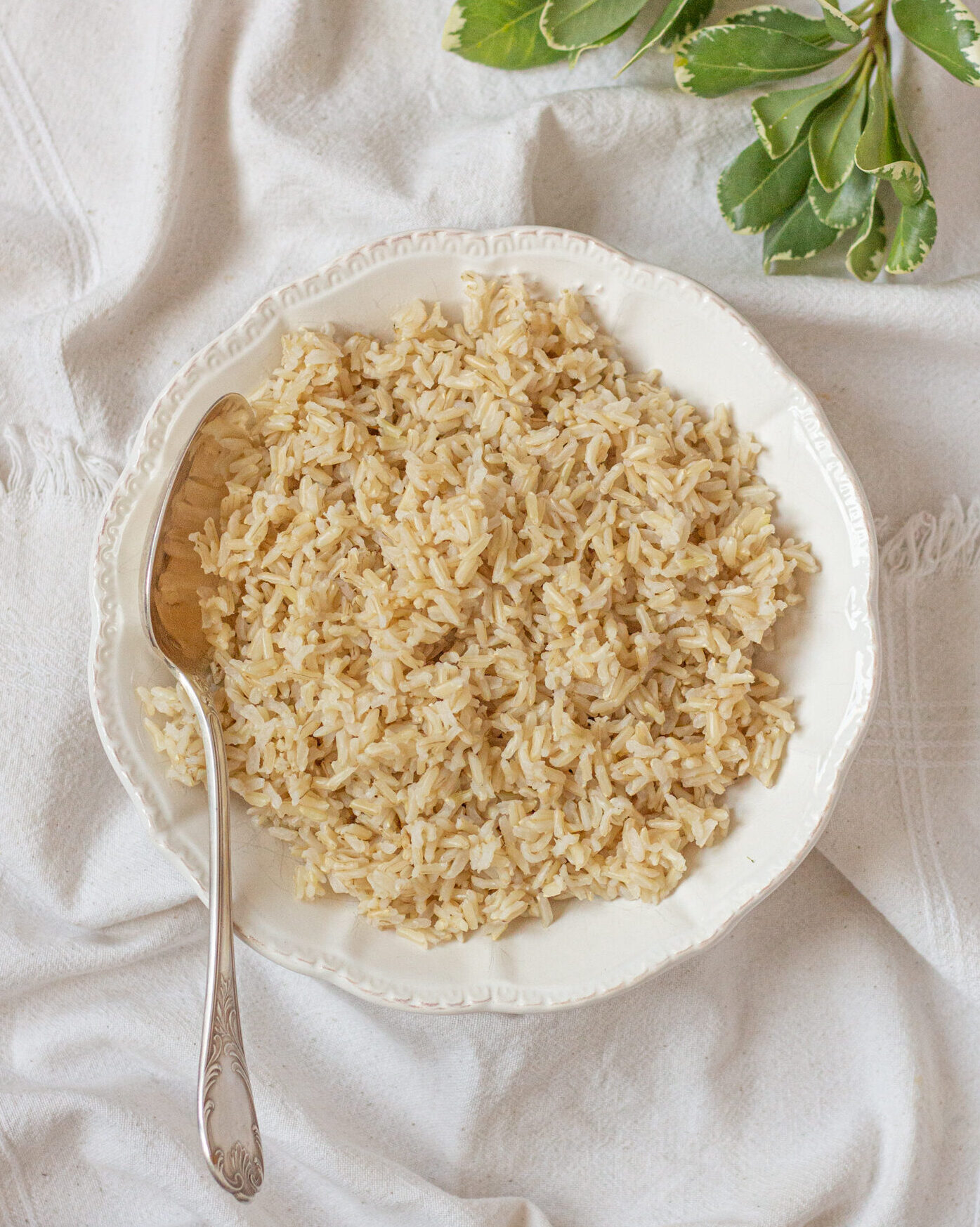 Бурий рис – здоровіша альтернатива білому рису. Він має нижчий гликемічний індекс та вищу кількість поживних речовин.