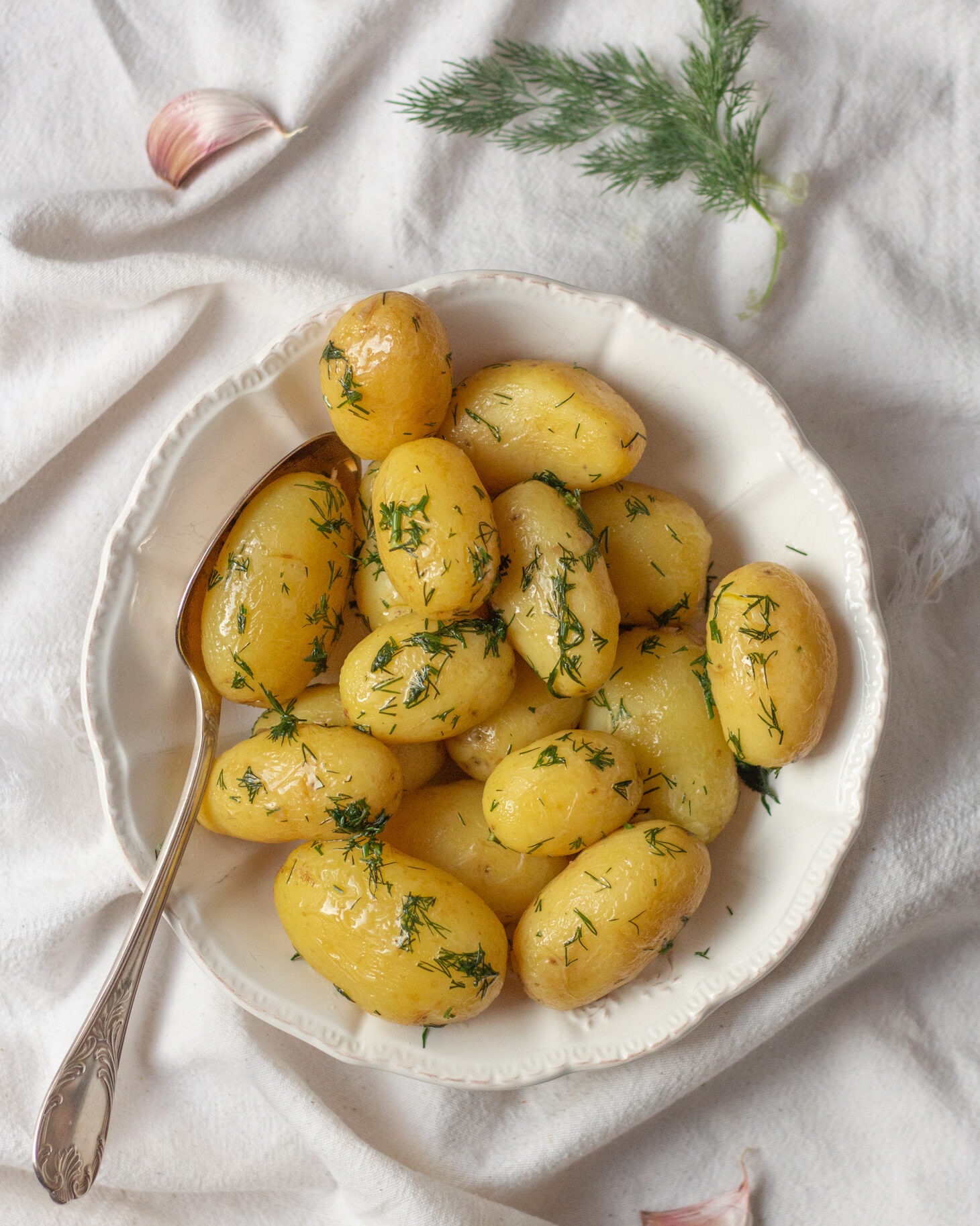 Мало на світі існує настільки смачних гарнірів, як варена молода картопля. Зараз сезон молодої картоплі, а значить можна і треба їсти її із задоволенням і без почуття провини.