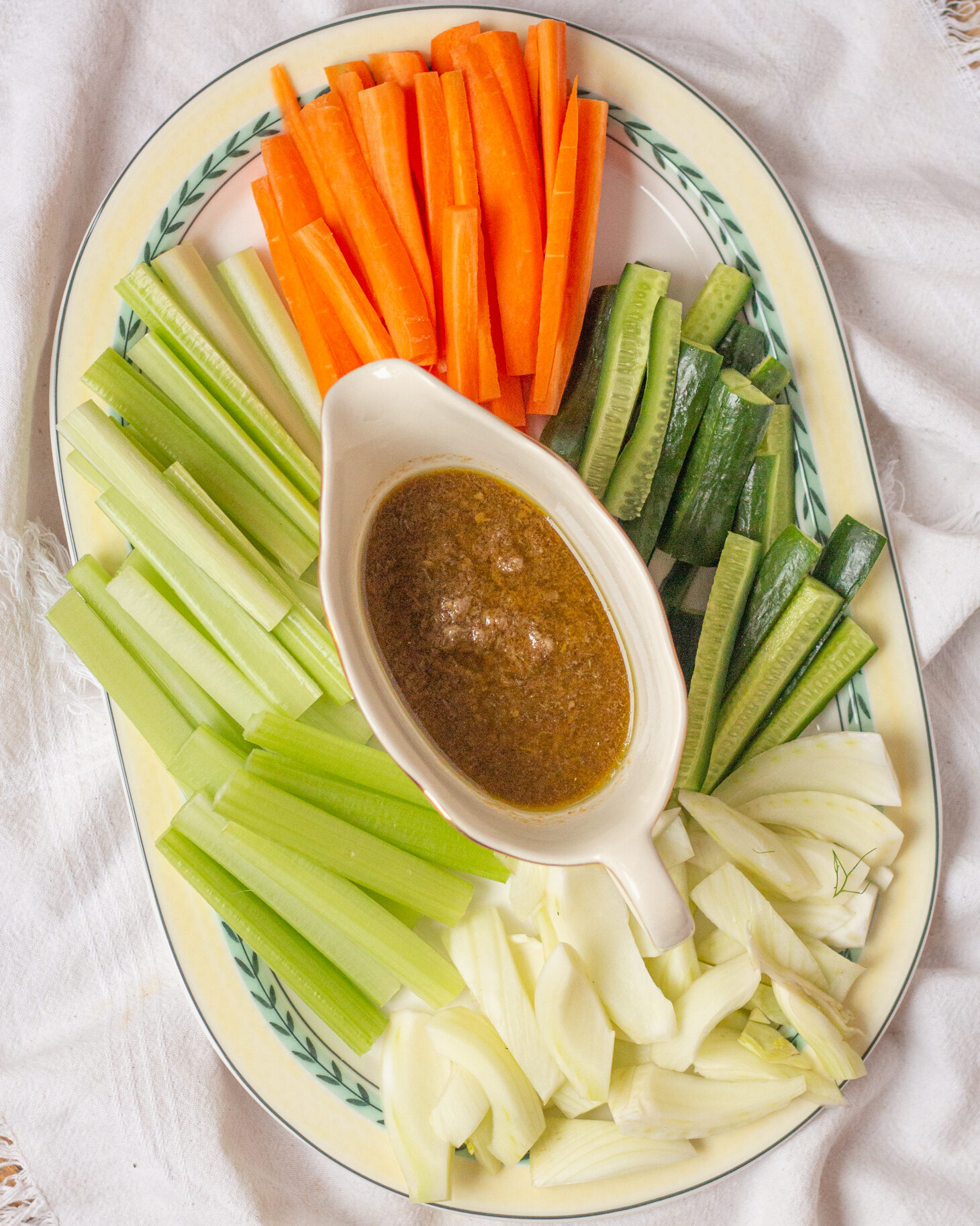 Bagna cauda подають до сезонних овочів на закуску або аперитив. В оригінальному рецепті три інгредієнти - оливкова олія, часник та анчоуси.