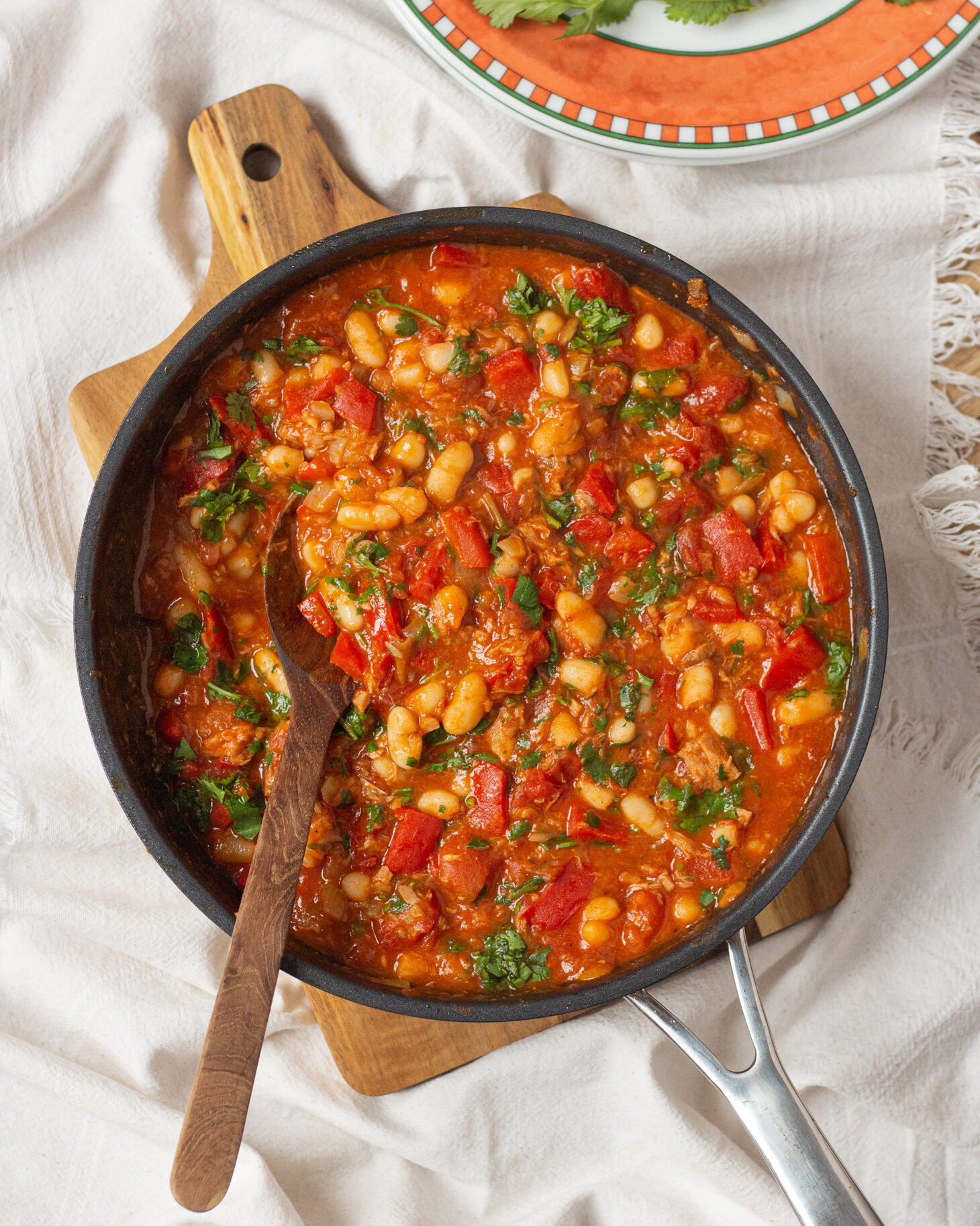 Замість яловичини з оригінального рецепту chili con carne, ми додамо консервований тунець, а ще болгарський перець, цибулю та спеції. І за 15 хвилин отримаємо розкішну збалансовану головну страву - chili con tonno!