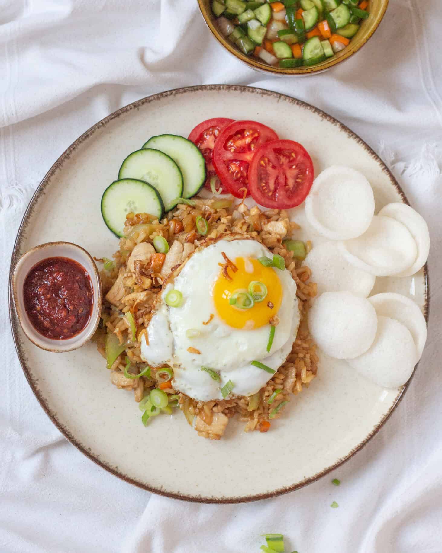 Nasi goreng або смажений рис – страва без якої не обійдеться подорож до Індонезії. Спробуйте його з маринованими овочами та смаженою цибулею шалот.