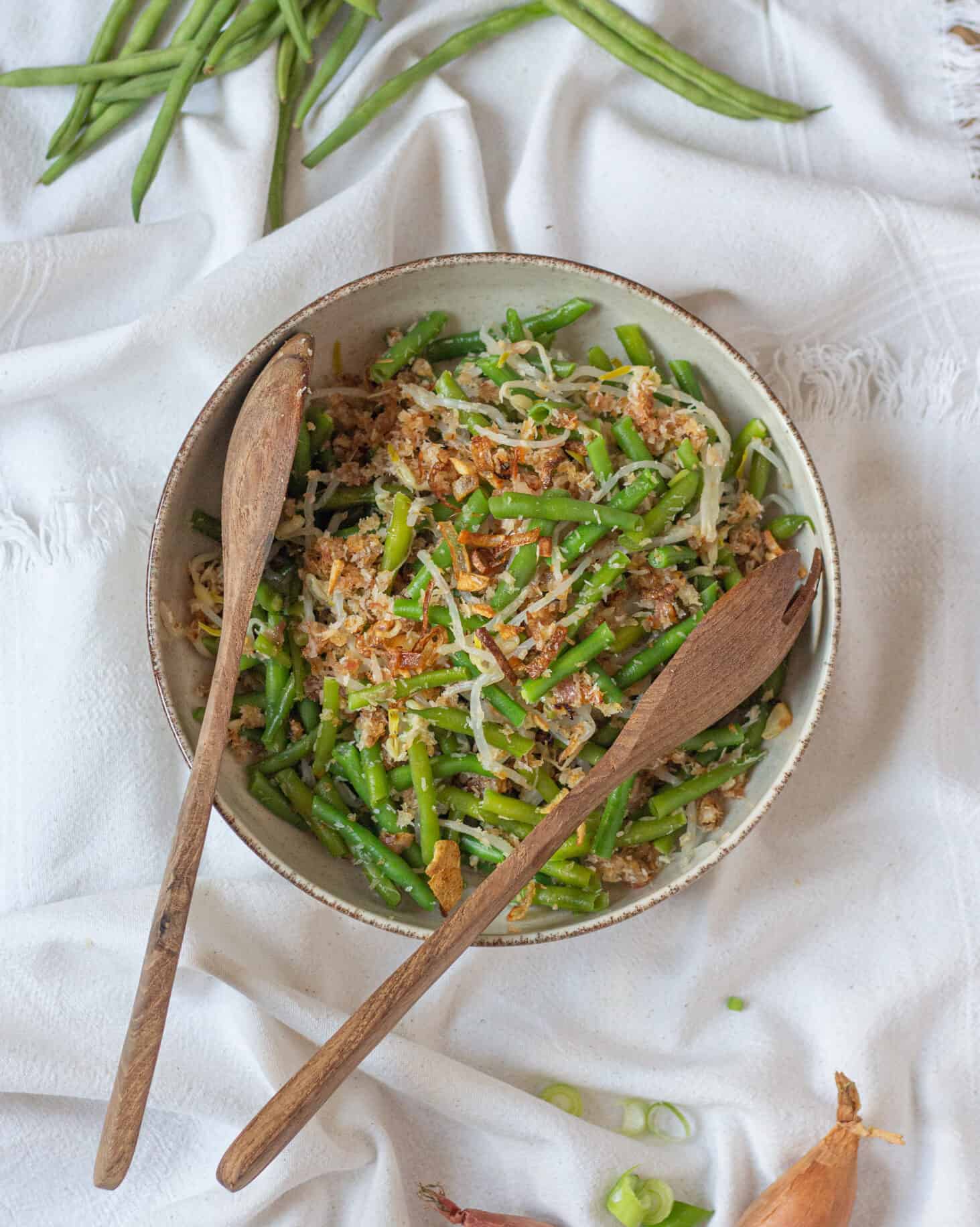 Urap Sayur, родом з райського острова Балі  – неймовірно цікавий в приготуванні салат. Хрумкий, наповнений смаком та дуже екзотичний.