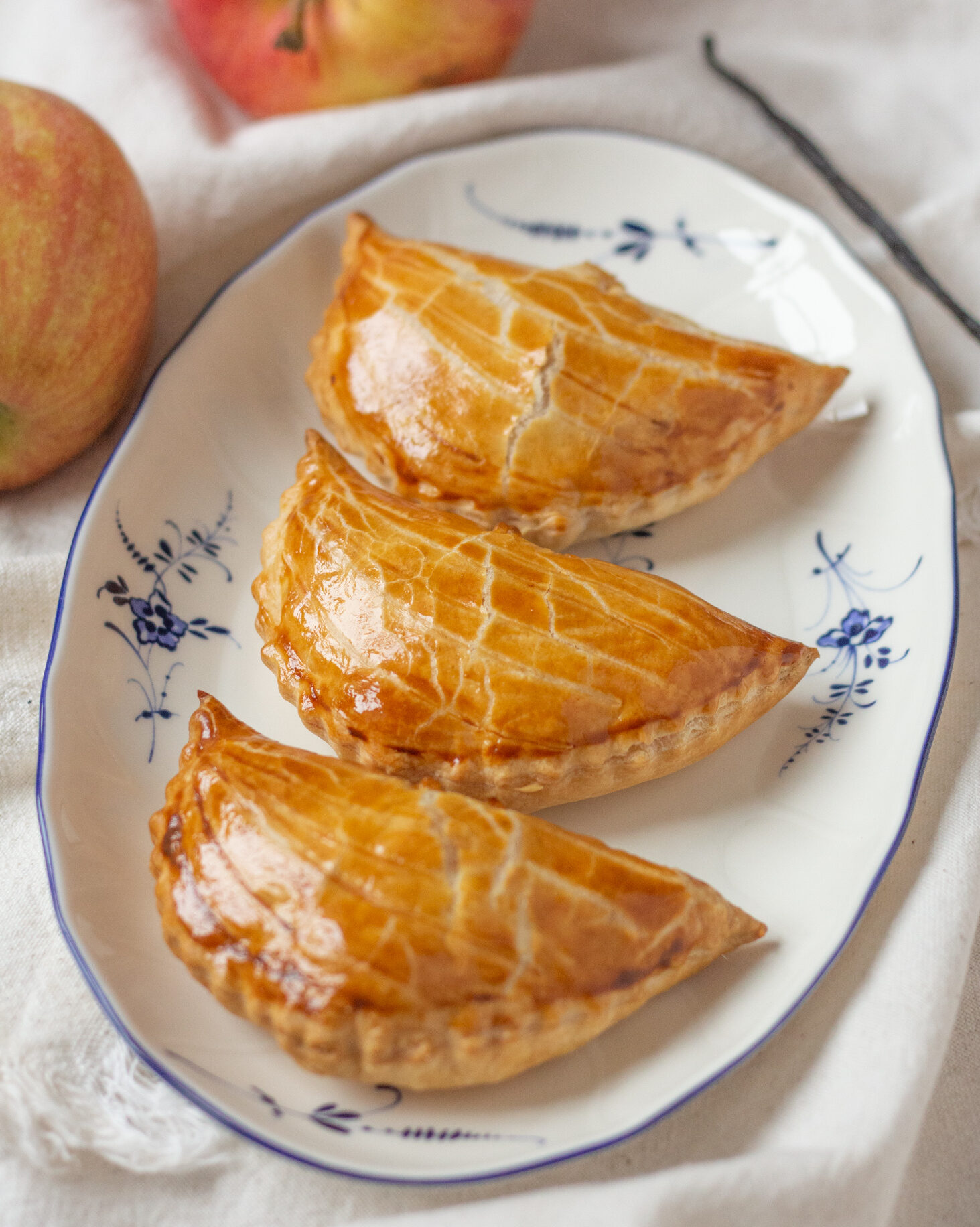 У французьких слойках (chaussons aux pommes) з яблуками ніжне яблучне пюре приємно контрастує з хрускотом листкового тіста.