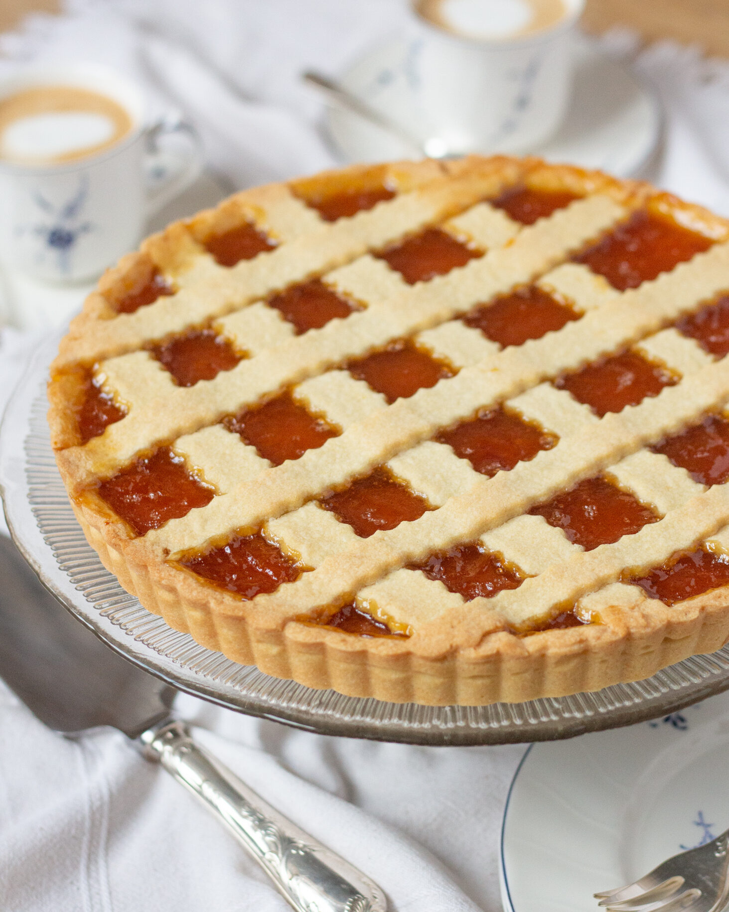 Crostata alla marmellata - ніжне, ароматне тісто, що тане в роті, і приємна солодкість та кислинка вашого улюбленого варення.