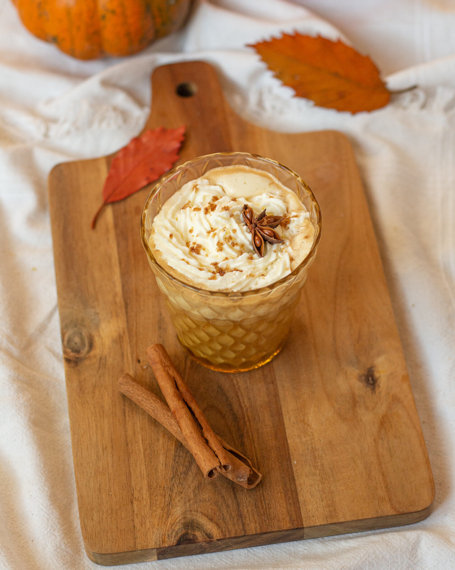 Напевно, pumpkin spice latte – найвідоміший осінній напій! Домашня версія виходить смачнішою та містить тільки натуральні інгредієнти.