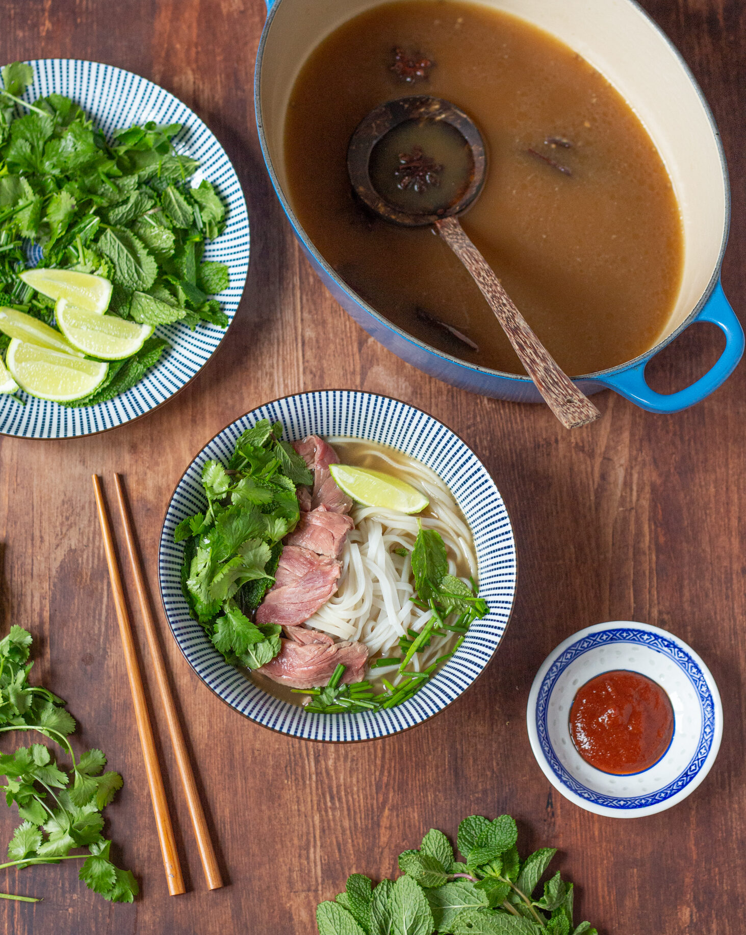 Чим пахне В’єтнам? Супом Pho! Гігантські казанки з бульйоном для Pho Bo можуть томитися годинами, а то й днями, роблячи смак бульйону таким насиченим, що забути його неможливо!