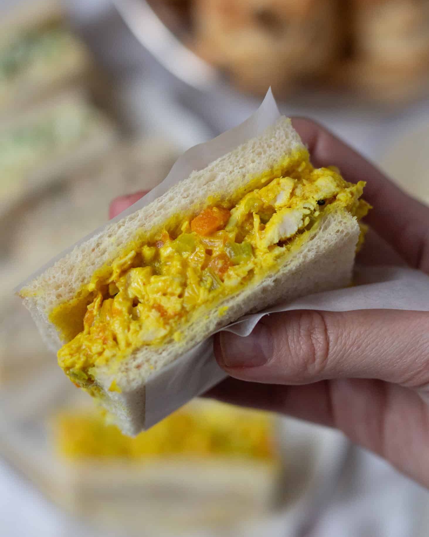 Сендвіч Coronation chicken особливо смачний із додаванням овочів. Селера, цибуля-порей та морква роблять начинку соковитішою, цікавішою та кориснішою!