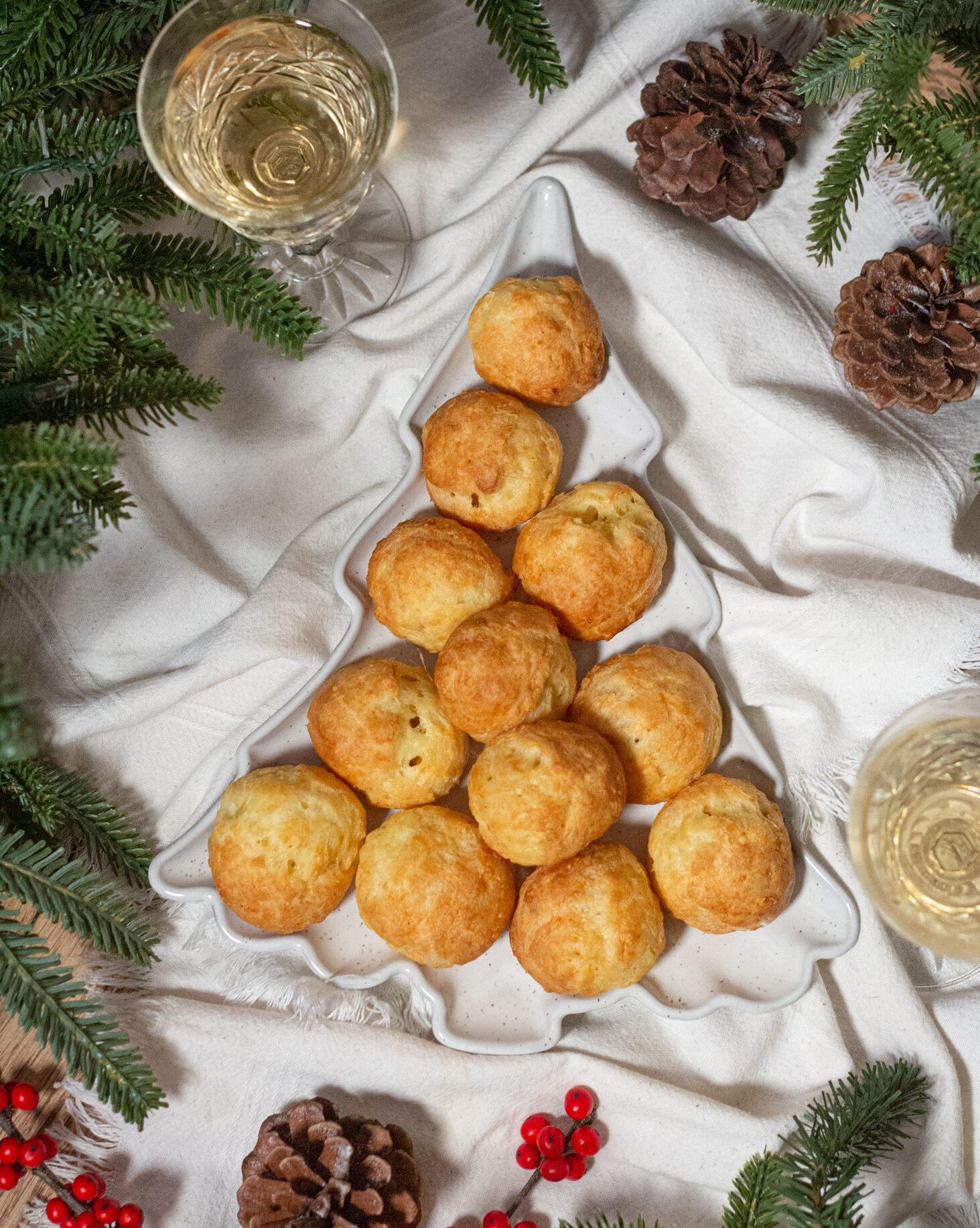 Gougères (гужери) – це французькі солоні тістечка із заварного тіста та тертого сиру. Зазвичай, їх подають на аперитив.