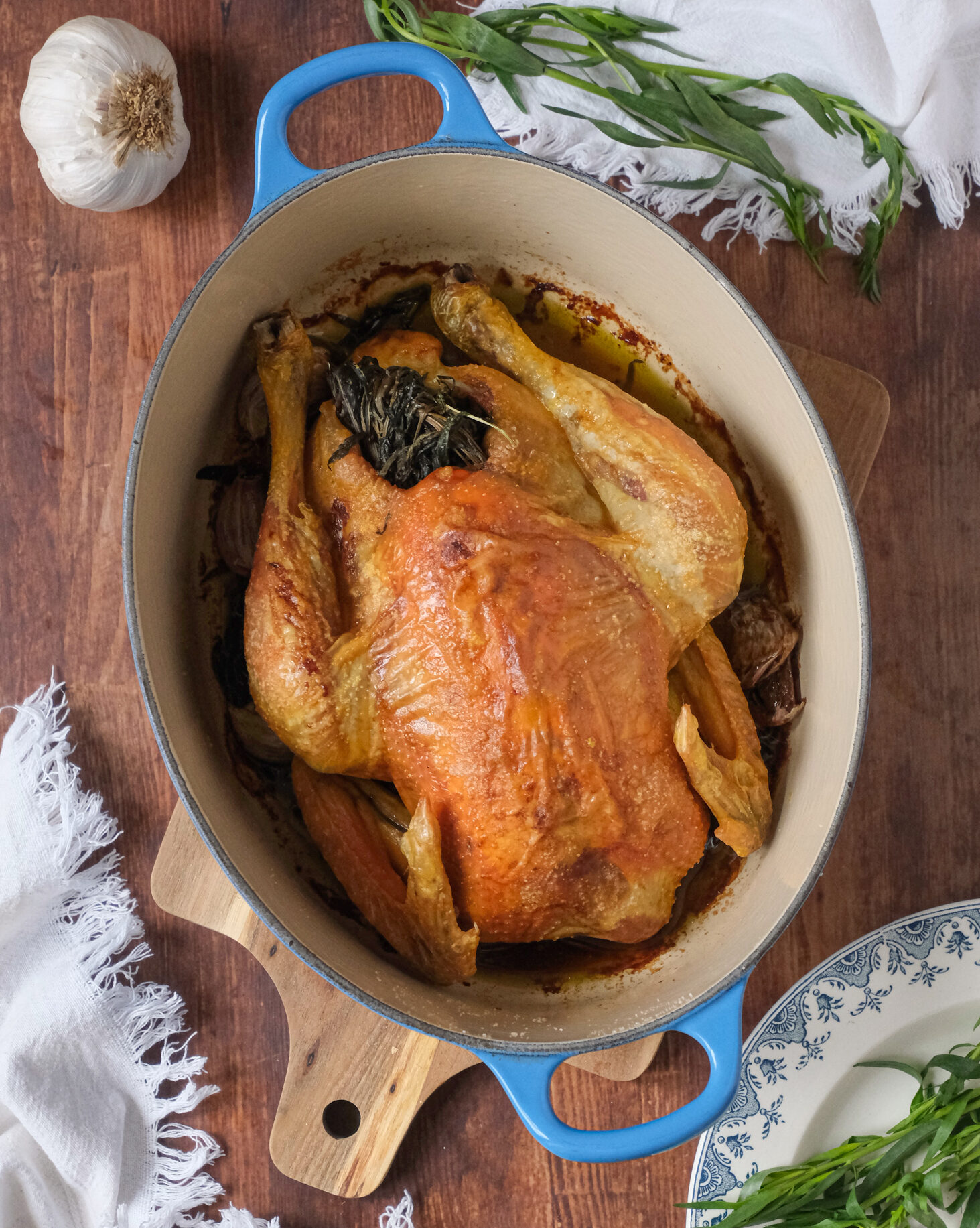 Рецепт запеченоъ курки неймовірно простий та дуже домашній. Знадобиться лише якісна курка, багато естрагону та час.