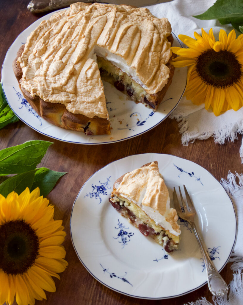 Запашний пиріг з вишнями, ніжним бісквітом та повітряним білковим покриттям. Знадобиться лише міксер та 10-15 хвилин активного часу.