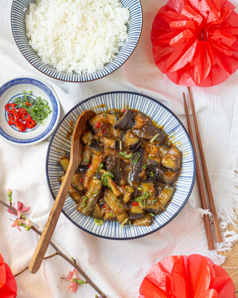 Ці баклажани з часником тануть у роті, обволікаючи смакові рецептори пікантним, кисло-солодким соусом. Готуються вони лише за кілька хвилин!