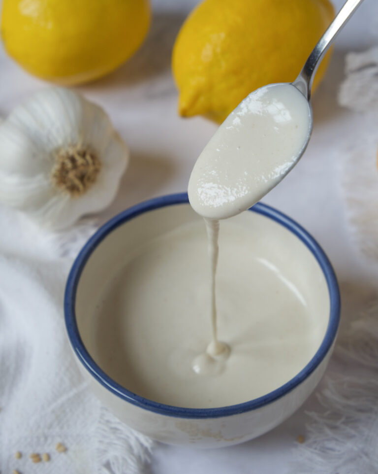 Я хочу поділитись з вами методом, який допоможе наповнити соус ароматом часнику, але при цьому не відчувати на зубах сирі шматочки.