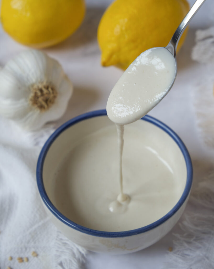 Я хочу поділитись з вами методом, який допоможе наповнити соус ароматом часнику, але при цьому не відчувати на зубах сирі шматочки.