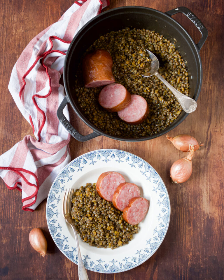 Сочевиця готується разом із дуже соковитою сосискою, яка віддає їй свою копченість та просочує соками. Результатом цього ніжного тушкування стає неймовірно апетитна страва.