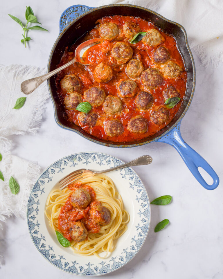 Ми будемо не тільки смажити котлетки, а ще й запечемо їх у томатному соусі аби отримати рум’яну скоринку та додатково карамелізувати соус.