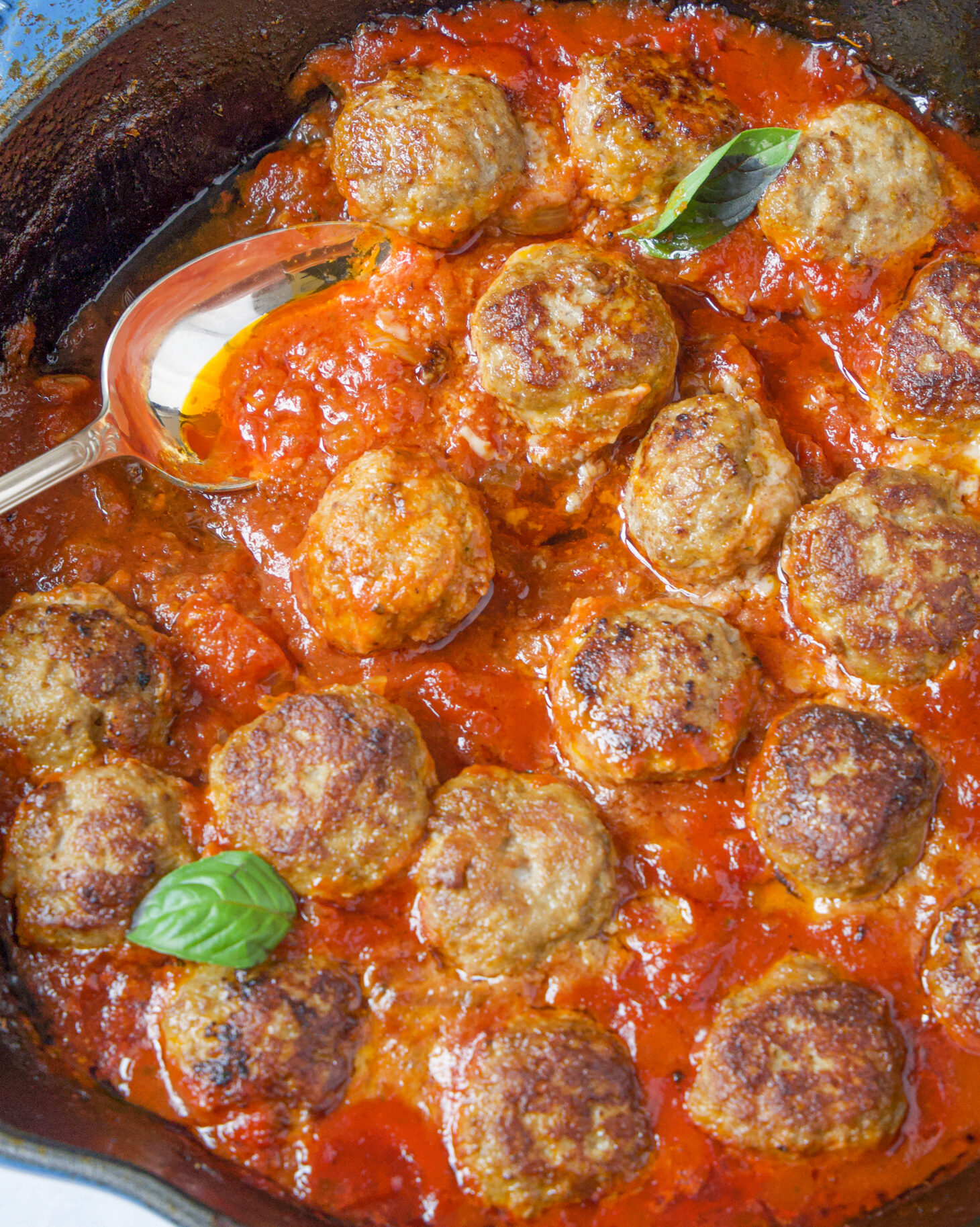 Ми будемо не тільки смажити котлетки, а ще й запечемо їх у томатному соусі аби отримати рум’яну скоринку та додатково карамелізувати соус.