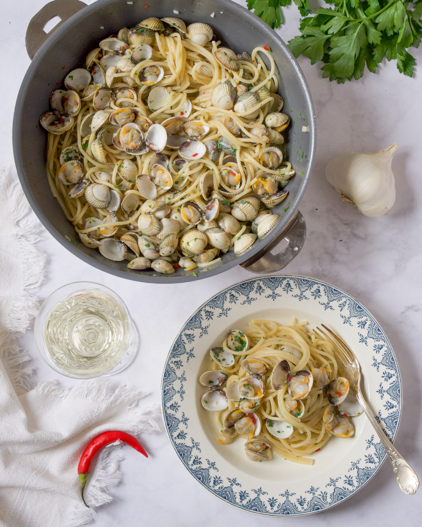 Рецепт смачної пасти алле вонголе досить швидкий та простий, але містить безліч маленьких секретів, якими я з вами поділюсь в цьому дописі.