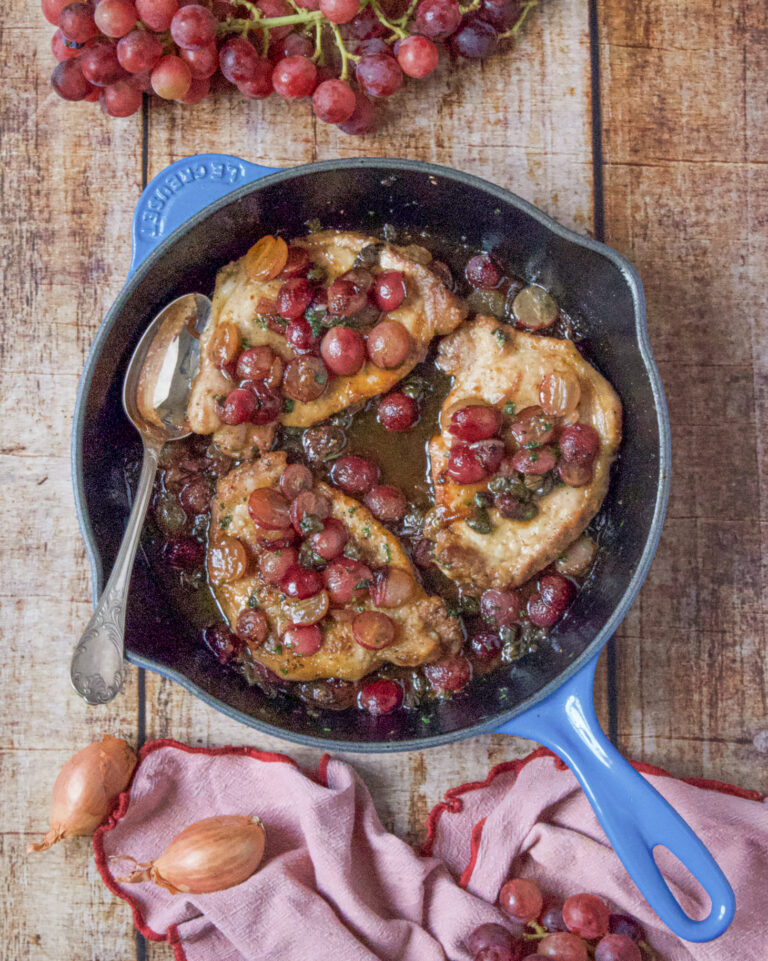 Стейки вийдуть соковитими, а кисло-солодкий соус чудово збалансує жирність свинини. Ці стейки готуються за 20 хвилин!