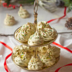 Ялинки виходять одночасно хрусткими та тягучими, з неймовірним фісташковим смаком. Ви зможете потім фантазувати, змінювати форму та горіхи.