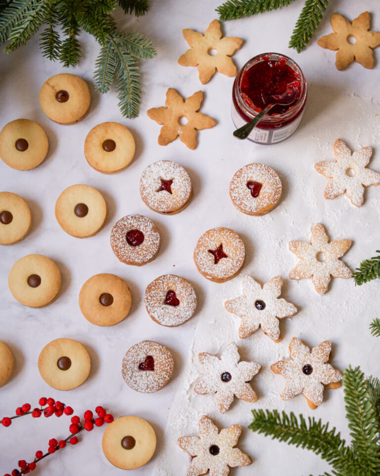 Для тіста я вирішила використати базу ванільних сабле. Тільки замість нарізання ковбасок розкачала тісто та вирізала за допомогою формочок.
